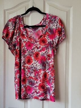 Floral V-Neck Short Sleeve Top in Pink and Red